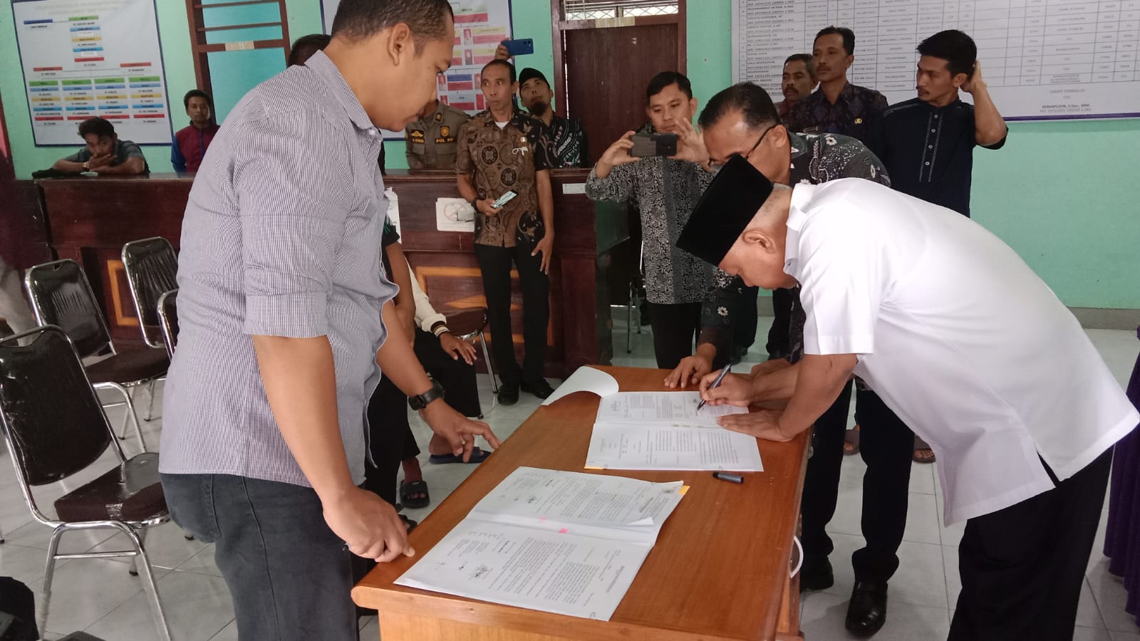 Penandatanganan hibah tanah oleh masyarakat kepada Pemerintah Daerah dan peninjauan lokasi tanah hibah bersama Bupati Lombok Timur di Desa Sembalun. (04-04-2023)